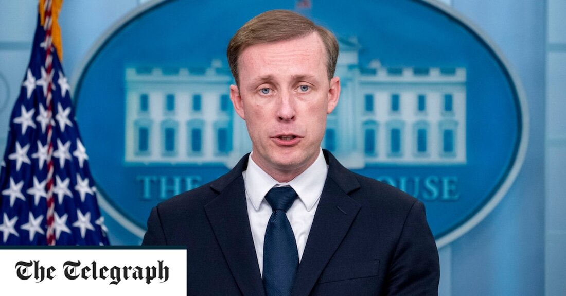 Beamte untersuchen, wie ein betrunkener Mann mitten in der Nacht das Haus von Joe Bidens nationalem Sicherheitsberater betrat, ohne von seinem rund um die Uhr besetzten Geheimdienst entdeckt zu werden. Jake Sullivan musste den Mann zum Gehen auffordern, nachdem er ihn im April gegen 3 Uhr morgens in seinem Haus gefunden hatte. Drei Regierungsbeamte sagten gegenüber der Washington Post, dass es keine Anzeichen eines gewaltsamen Eindringens in das Haus von Herrn Sullivan gebe. Herr Sullivan wird stets von einem Mitglied des Geheimdienstes begleitet, aber die Agenten wussten erst, als er es bereits verlassen hatte, dass der Eindringling es in das &hellip;
