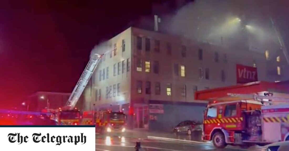 Mindestens sechs Menschen sind gestorben und 30 Menschen werden vermisst, nachdem über Nacht in einem vierstöckigen Hostel in Neuseelands Hauptstadt Wellington ein Feuer ausgebrochen war. Am Dienstag gegen 12.30 Uhr Ortszeit (Montag 13.30 Uhr BST) wurden Rettungsdienste zum Loafers Lodge Hostel im Stadtteil Newtown gerufen. Premierminister Chris Hipkins sagte der Morgennachrichtensendung AM, er gehe davon aus, dass es wahrscheinlich noch mehr Opfer geben werde. Nick Pyatt, Leiter des Feuerwehr- und Notfallbezirks von Wellington, sagte, dass 52 Personen aus dem Gebäude vertrieben wurden, aber es sei noch nicht klar, wie viele Personen sich zum Zeitpunkt des Brandes im Gebäude befanden. „Ich &hellip;