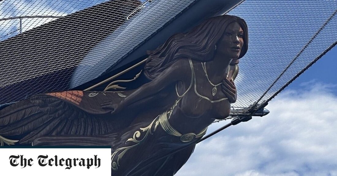 Jeff Bezos, der Gründer und ehemalige CEO von Amazon, hat eine Holzskulptur in Form seiner Freundin Lauren Sánchez am Bug seiner 500 Millionen Dollar (401,7 Millionen Pfund) teuren Superyacht errichten lassen. Das Paar wurde letzten Montag beim Segeln auf dem Schiff namens Koru um die spanische Insel Mallorca gesichtet. Die Skulptur trägt eine Halskette mit dem Symbol für Koru, das Māori für Schleife oder Spirale bedeutet, und basiert auf der Spiralform eines sich entfaltenden silbernen Farnwedels. Koru symbolisiert Neuanfänge und einen neuen Lebensabschnitt, positive Veränderungen, persönliches Wachstum und Hoffnung für die Zukunft – ein äußerst wichtiges Symbol der Māori-Traditionen. &#8218;Mann &hellip;