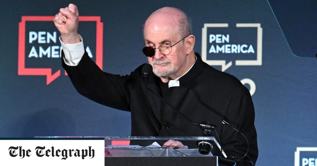 Salman Rushdie hatte seinen ersten öffentlichen Auftritt seit einem Messerangriff, der ihm letztes Jahr fast das Leben gekostet hätte, als er am Donnerstagabend bei einer Gala in New York auftrat. Der preisgekrönte britische Schriftsteller, der seit 20 Jahren in New York lebt, verlor auf einem Auge das Augenlicht, nachdem er letzten August auf der Bühne erstochen wurde, als er in einem US-amerikanischen Kunstzentrum sprach. Bei einer Veranstaltung von PEN America, einer Gruppe zur Verteidigung der Meinungs- und Literaturfreiheit, deren Präsident Rushdie zuvor war, wurde ihm ein Ehrenpreis verliehen. Der 75-Jährige, der eine Brille mit einer schwarzen Linse über dem rechten &hellip;