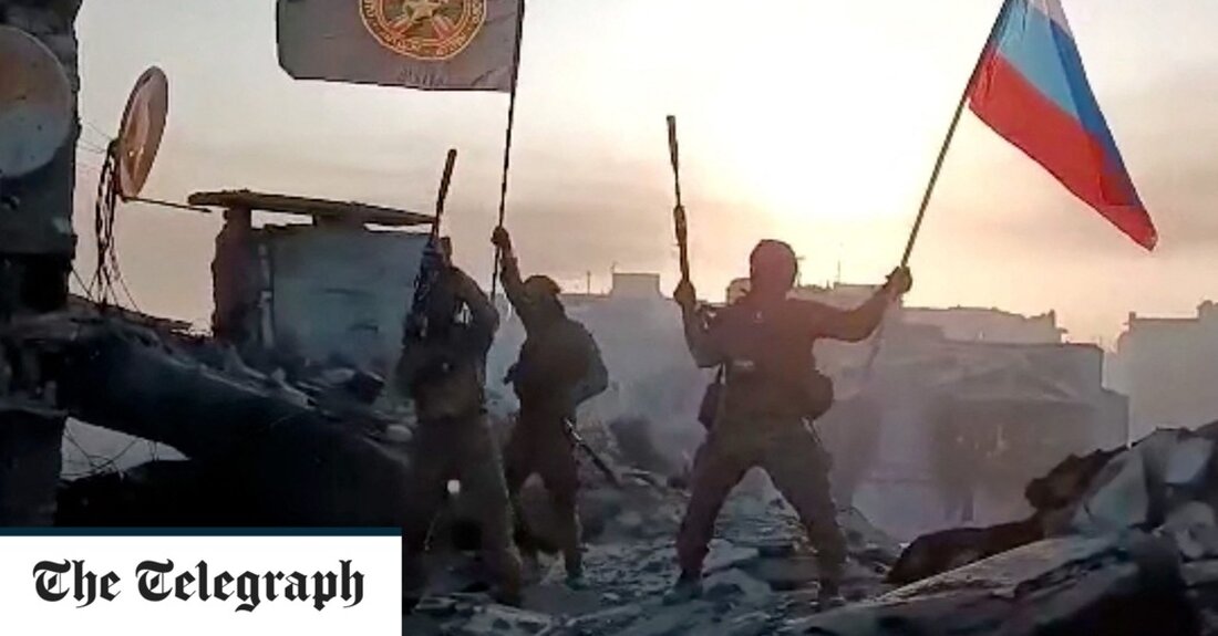 Russland könnte vor einer Revolution stehen, wenn die Elite des Landes den Krieg nicht ernst nimmt und aufhört, Urlaub zu machen, warnte der Chef der Wagner-Söldnergruppe. Jewgeni Prigoschin warnte davor, dass, wenn gewöhnliche Russen weiterhin ihre Kinder in Zinksärgen zurückbekommen, während die Elite „ihr A&#8212;- in der Sonne schüttelte“, sie den Krieg verlieren und Aufruhr erleben wird, wie es seit den Revolutionen von 1917, als Russland gestürzt wurde, nicht mehr stattgefunden hat der Zar und es brach ein Bürgerkrieg aus. Herr Progozhin sagte in einem Interview, das am Dienstagabend auf Telegram hochgeladen wurde: „Diese Kluft kann wie 1917 mit einer &hellip;