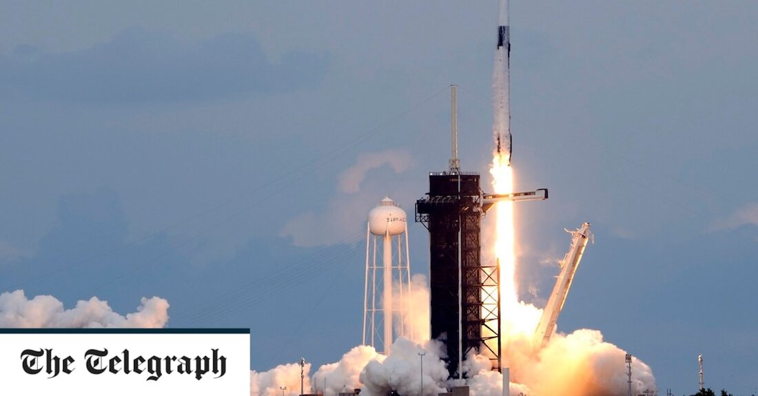 Drei zahlende Kunden wurden am Sonntag – begleitet von einem erfahrenen Astronauten – ins All geschossen. Die Mission – durchgeführt von SpaceX und dem in Houston ansässigen Unternehmen Axiom – war die zweite rein private Mission zur Raumstation. Die ehemalige NASA-Astronautin, die 63-jährige Peggy Whitson, war die erste Frau, die einen privaten Raumflug leitete. Auch die AX-2-Mission schrieb Geschichte, als die Stammzellenforscherin Rayyanah Barnawi als erste saudische Frau ins All reiste. Ein zweiter Saudi, Ali AlQarni, ein Kampfpilot, und ein Amerikaner, John Shoffner, der sein Vermögen in der Telekommunikation machte, waren ebenfalls an Bord. Ihre autonome Crew Dragon-Kapsel soll am &hellip;