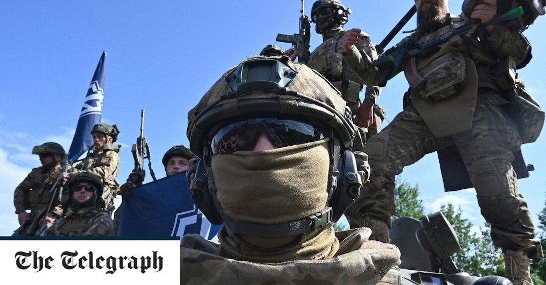Pro-ukrainische Kämpfer sagten, sie hätten bei einem grenzüberschreitenden Überfall auf russischem Boden mindestens zwei russische Soldaten gefangen genommen. Denis Kapustin, Anführer des mit Kiew verbündeten russischen Freiwilligenkorps, führte die mutmaßlichen Gefangenen in einem Video vor, das scheinbar im Operationssaal eines Krankenhauses gedreht wurde. Der Schritt ist eine weitere große Eskalation für eine Gruppe, die im Süden Russlands Chaos anrichtet und den Kreml in Verlegenheit bringt, indem sie scheinbar mühelos Angriffe im Land startet. In dem am Sonntag ausgestrahlten Video stand einer der Gefangenen, der andere lag unter einer Folie auf dem Operationstisch. „Als Geste des guten Willens sind wir bereit, &hellip;