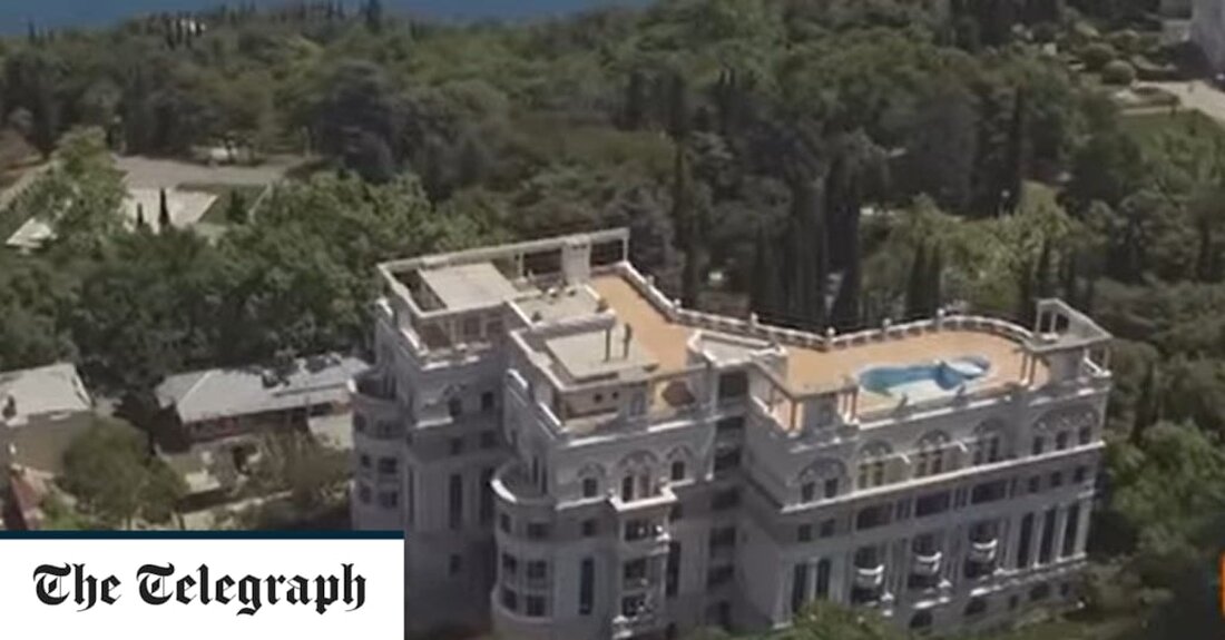 Russland hat bekannt gegeben, dass es das Ferienhaus von Wolodymyr Selenskyj an der Schwarzmeerküste der Krim verstaatlicht hat und plant, das Anwesen zu verkaufen, um seine Invasion in der Ukraine zu finanzieren. Der von Russland eingesetzte Führer der Krim, die 2014 illegal von Moskau annektiert wurde, hat am Donnerstag ein Video aufgenommen, in dem er die Entscheidung des örtlichen Gesetzgebers bekannt gibt, 57 Grundstücke zu verstaatlichen, die einst ukrainischen Magnaten und Persönlichkeiten des öffentlichen Lebens gehörten. „Die Krim wird die Rechte für eine Reihe von Immobilien zurückerhalten, darunter ein Gebäude in Simferopol, das dem verbotenen krimtatarischen Parlament gehört, sowie die &hellip;