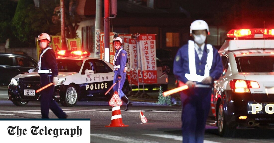 Die japanische Polizei hat einen Mann festgenommen, der sich in einem Gebäude verbarrikadiert hatte, nachdem er angeblich bei einem Schusswaffen- und Messerangriff vier Menschen, darunter zwei Polizisten, getötet hatte. Der Verdächtige wurde am frühen Freitagmorgen vor einer Farm in der Nähe der Stadt Nakano in der Region Nagano festgenommen. Es war ein seltener Fall von Gewaltverbrechen in Japan, wo die Mordrate niedrig ist und einige der strengsten Waffengesetze der Welt gelten. Der Verdächtige wurde von lokalen Medien als Sohn des Politikers Masamichi Aoki, dem Sprecher der Stadtversammlung von Nakano, identifiziert. Berichten zufolge stach er mit einem großen Messer auf seine &hellip;