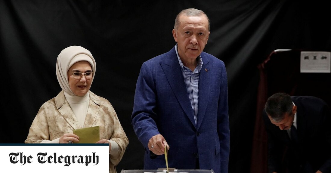 Die Türkei stimmt in der zweiten Runde der hart umkämpften Präsidentschaftswahlen des Landes ab, da der amtierende Präsident Recep Tayyip Erdgoan versucht, seine zwei Jahrzehnte währende Machtergreifung auszuweiten. Am Sonntagmorgen wurden die Wahlen zur ersten Stichwahl um die Präsidentschaftswahl in der Türkei eröffnet, nachdem Herr Erdogan zwei Wochen zuvor die 50-Prozent-Grenze nicht überschritten hatte und mit vier Prozent Vorsprung vor seinem Hauptkonkurrenten Kemal Kilicdaroglu lag. Im Gegensatz zu zwei Wochen zuvor kam es in den Wahllokalen in Istanbul weder zu Menschenansammlungen noch zu langen Schlangen von Wählern, was vor allem darauf zurückzuführen ist, dass die Wahlhelfer im Vergleich zur Abstimmung &hellip;