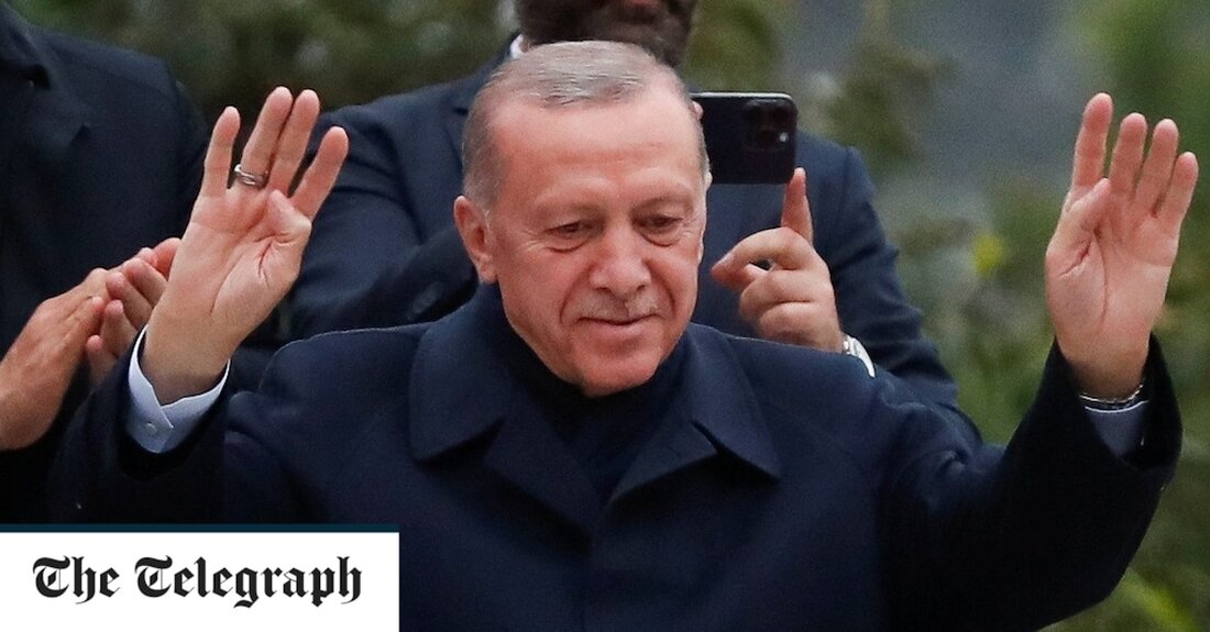 Keiner von ihnen würde es jemals zugeben, aber die europäischen Staats- und Regierungschefs werden nach der Wiederwahl von Recep Tayyip Erdogan erleichtert aufatmen. Der unterlegene Kandidat Kemal Kılıçdaroğlu versprach, die Türkei wieder dem Westen zuzuwenden, wenn er den alten Autokraten stürzte. Aber es gibt nur wenige Ministerpräsidenten oder Präsidenten, die sich über die Aussicht freuen würden, Ankara nach zwei Jahrzehnten Erdogan wieder im Kreise der Türkei willkommen zu heißen. Der ungarische Ministerpräsident Viktor Orban wartete nicht einmal auf das offizielle Ergebnis, bevor er Herrn Erdogan zu seinem „unbestreitbaren Wahlsieg“ gratulierte. Nur Katars Emir Scheich Tamim bin Hamad al-Thani war schneller. &hellip;