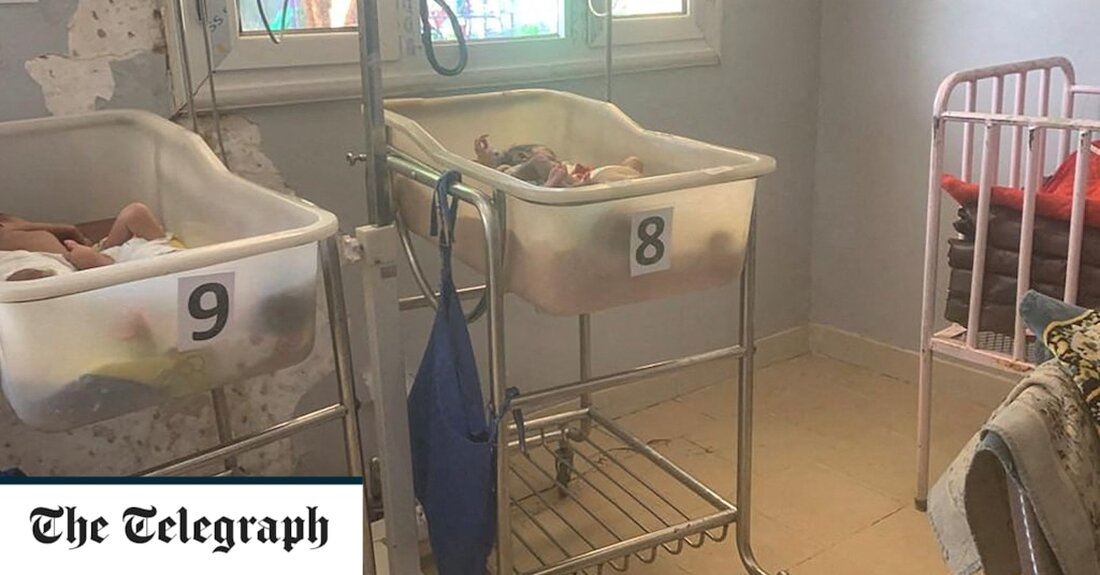 Mindestens 50 Kinder sind in einem sudanesischen staatlichen Waisenhaus an Hunger oder Krankheiten gestorben, nachdem medizinisches Personal wegen Kämpfen keinen Zutritt zum Gebäude hatte, um sich um sie zu kümmern. Kleine Kinder, darunter viele Babys, erlagen im größten Waisenhaus des Landes in der Hauptstadt Khartum schwerer Unterernährung, Dehydrierung oder Infektionen. Dabei einigten sich die seit mehr als sechs Wochen im Sudan kämpfenden Militärgruppen auf eine Verlängerung des Waffenstillstands, damit die Hilfe auch die Zivilbevölkerung erreichen kann. Allein am 26. Mai starben im Mygoma-Waisenhaus bis zu 13 Babys, sagten medizinische Mitarbeiter gegenüber Reuters. Dr. Abeer Abdullah sagte, die Kämpfe hätten alle &hellip;