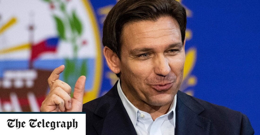 Ron DeSantis wurde vorgeworfen, Schwierigkeiten mit der richtigen Aussprache seines eigenen Namens zu haben. Er schwanke zwischen der Bezeichnung „Dee-Santis“ und „Deh-Santis“, berichtete Axios, nachdem er seine Wahlkampfauftritte in den letzten Jahren studiert hatte. In einem Radiointerview in South Carolina im vergangenen Monat forderte der republikanische Präsidentschaftskandidat von 2024 die Zuhörer auf, zu „Ron Dee-Santis dot com“ zu gehen. Am selben Tag erzählte er den Zuschauern von Fox News, dass er Ron „Deh-Santis“ sei. Berichten zufolge war das Problem für die Mitarbeiter, die an früheren Wahlkampagnen des Gouverneurs von Florida beteiligt waren, verwirrend. Zu Beginn seiner politischen Karriere neigte Herr &hellip;