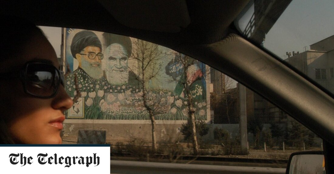 Der Iran hat der Polizei befohlen, die Autos von Frauen zu beschlagnahmen, die keinen Hijab tragen. Dies stellt eine Verschärfung des Gesetzes dar, von der selbst hochrangige Geistliche zugeben, dass sie nicht durchsetzbar sein wird. Trotz Massenprotesten wegen des Todes von Mahsa Amini, die im Gewahrsam der Teheraner Moralpolizei zu Tode geprügelt wurde, weil sie falsch einen Hijab trug, erlässt das Regime zusätzliche Gesetze zur Kontrolle von Frauenkleidung. Zu den neuen Maßnahmen gehört ein Bußgeld in Höhe von etwa 75 £ für das Nichttragen eines Kopftuchs, während Wiederholungstätern der Führerschein entzogen oder das Auto beschlagnahmt werden kann, wenn sie beim &hellip;