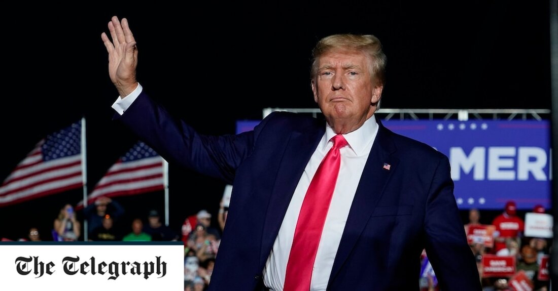 Verfolgen Sie die neuesten Updates in unserem Live-Blog Es scheint nicht intuitiv zu sein, aber die jüngsten Strafanzeigen gegen Donald Trump werden seine Chancen, die Nominierung der Republikaner im Jahr 2024 zu gewinnen, wahrscheinlich erhöhen. Unter republikanischen Vorwahlwählern besteht die weitverbreitete – und wachsende – Auffassung, dass das Justizsystem von den Demokraten als Waffe gegen den ehemaligen Präsidenten eingesetzt wurde. Im April wurde Trump wegen der Fälschung von Geschäftsunterlagen im Zusammenhang mit einer Schweigegeldzahlung an den Pornostar Stormy Daniels angeklagt. Infolgedessen stieg er in den Umfragen an, und das könnte jetzt durchaus wieder passieren, wenn sich die Republikaner für seine &hellip;