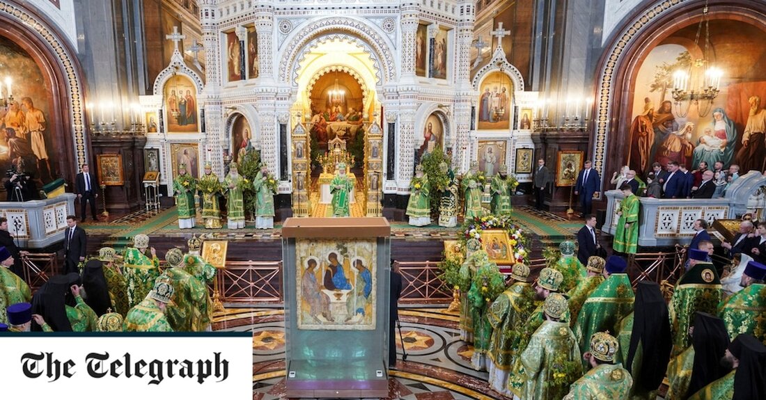 Wladimir Putin hat der russisch-orthodoxen Kirche eine der berühmtesten religiösen Ikonen Russlands geschenkt, offenbar als Dankeschön für ihre Unterstützung bei seiner Invasion in der Ukraine. Die Entscheidung, das 600 Jahre alte Gemälde aus einem Museum zu entfernen, wurde aufgrund seines fragilen Zustands als rücksichtslos kritisiert. Patriarch Kirill, das Oberhaupt der Russisch-Orthodoxen Kirche, leitete einen Sonntagsgottesdienst in der Christ-Erlöser-Kathedrale in Moskau neben der „Dreifaltigkeit“ des mittelalterlichen Malers Andrei Rublev aus dem 15. Jahrhundert. „Präsident Putin hat eine historische Entscheidung getroffen, diese wundersame Ikone zurückzugeben“, sagte er. „Die Ikone wird ein Jahr lang in der Christ-Erlöser-Kathedrale stehen, damit sowohl Moskauer als auch &hellip;