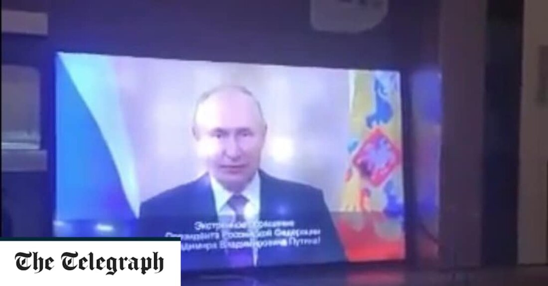 Im russischen Fernsehen und Radio wurde eine Fake-Rede von Wladimir Putin ausgestrahlt, in der er das Kriegsrecht und die allgemeine Mobilisierung als Reaktion auf die ukrainischen Angriffe verhängte. Der in ganz Russland gemeldete Hackerangriff schien zeitlich auf das abgestimmt zu sein, was russische Militärbeobachter als Beginn der mit Spannung erwarteten Gegenoffensive der Ukraine bezeichneten. Videos aus ganz Russland, die am Montag in den sozialen Medien veröffentlicht wurden, zeigten scheinbar ein digital verändertes Bild von Putin, der seine Lippen bewegte, um sie mit der gefälschten Adresse zu synchronisieren. Neben einer russischen Flagge stehend, wurde der Präsident gesehen, wie er in drei &hellip;