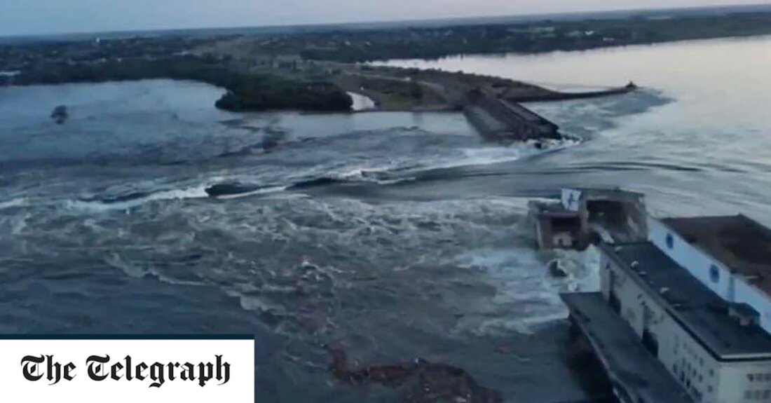 Eine „Plage“ aus verrottenden Tierkadavern, Kontamination durch Friedhöfe und Abwasser könnte in den von Überschwemmungen betroffenen Gebieten der Ukraine zu schweren Krankheitsausbrüchen führen, warnten Gesundheitsbehörden. Die Zerstörung des Kachowka-Staudamms ließ am Dienstag 4,8 Milliarden Gallonen Wasser in Kaskaden über das Kriegsgebiet in der Südukraine strömen. Russland und die Ukraine tauschten die Schuld für den Angriff aus, der Zehntausende dazu zwang, ihre Häuser zu verlassen. Mehrere hundert Tonnen Öl wurden in den Fluss Dnipro gespült, außerdem wird angenommen, dass Grundwasserquellen verschmutzt sind. Der Stausee hatte 700.000 Menschen mit sauberem Wasser versorgt. Das ukrainische Gesundheitsministerium hat den Einheimischen geraten, kein Wasser aus &hellip;