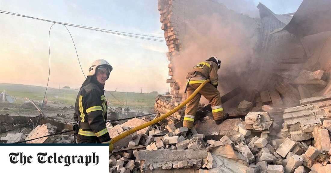 Live-Berichterstattung Ähnliche Beiträge Von Maighna Nanu Speichern 7:54 Uhr Im Bild: Feuerwehrleute arbeiten nach einem russischen Raketenangriff in der Stadt Zviahel 7:52 Uhr Einer wurde bei dem jüngsten russischen Luftangriff auf die Ukraine getötet, sagt Kiew Russland hat über Nacht einen neuen Luftangriff auf die Ukraine geflogen, bei dem bei einem kombinierten Angriff aus Marschflugkörpern und Angriffsdrohnen mindestens eine Person getötet wurde, teilten ukrainische Behörden mit. Das ukrainische Militär berichtete, vier von sechs während des Angriffs abgefeuerten Raketen, der nach Angaben der Luftwaffe etwa sechs Stunden dauerte, sowie zehn von 16 Drohnen abgeschossen zu haben. Nach Angaben des Innenministeriums seien &hellip;