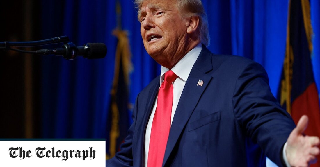 Donald Trump ist erneut auf dem Weg vor Gericht, dieses Mal wird ihm ein Strafverfahren wegen des Besitzes streng geheimer und anderer geheimer Dokumente aus seiner Zeit im Weißen Haus vorgeworfen. Er wird sich auf nicht schuldig bekennen, wenn er am Dienstag in Miami im 37-Punkte-Verfahren des Justizministeriums zwischen den USA und Donald Trump vor Gericht erscheint, und hat seine Anhänger aufgefordert, sich außerhalb des Gerichts zu versammeln. Der 76-jährige ehemalige US-Präsident räumte ein, dass seine Bundesanklage wegen seiner angeblich illegalen Aufbewahrung hochsensibler Dokumente schädlich sei, und sagte: „Ich möchte nicht angeklagt werden.“ Zu den Anklagen gehören ein Verstoß gegen &hellip;