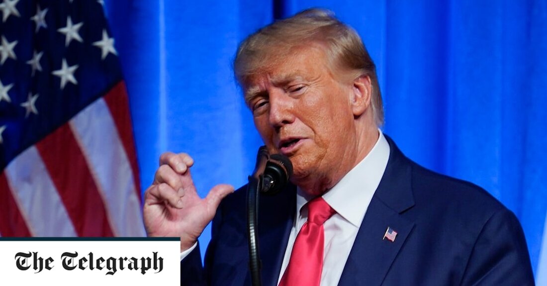 Donald Trump hat geschworen, seine Präsidentschaftskandidatur im Jahr 2024 auch dann fortzusetzen, wenn er wegen der Aufbewahrung geheimer Dokumente verurteilt wird, und erklärt: „Ich werde niemals gehen.“ Der ehemalige US-Präsident, 76, räumte gegenüber Politico ein, dass seine Bundesanklage wegen seiner angeblich illegalen Aufbewahrung hochsensibler Dokumente schädlich sei, und sagte: „Ich möchte nicht angeklagt werden.“ Herr Trump wurde diese Woche in 37 Fällen angeklagt, die zu einer erheblichen Gefängnisstrafe führen könnten. Er bestand jedoch darauf, dass er sein Angebot für 2024 auch im Falle eines Schuldspruchs fortsetzen werde. Er sagte: „Sehen Sie, wenn ich gegangen wäre, wäre ich vor dem ursprünglichen &hellip;