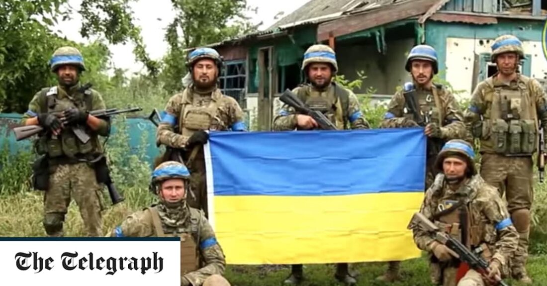 Die letzten 15 Monate waren für Juri Bakajew, den Leiter des Bezirks Wolnowacha vor den Toren von Donezk, nicht einfach. Als russische Truppen im vergangenen März seine Ecke in der Ostukraine eroberten, wurde sein Haus zerstört, und seitdem leitet er eine lokale Exilregierung auf der ukrainischen Seite der Frontlinie. Am Montag jedoch sah er mit stiller Freude zu, als die Nachricht bekannt wurde, dass ein Teil seines alten Lehens als erstes Gebiet während der neuen Gegenoffensive der Ukraine befreit worden war. Von den Streitkräften der Ukraine veröffentlichte Aufnahmen zeigten, wie Truppen in Storoschewe, einem von mehreren Dörfern im Bezirk Wolowacha, &hellip;