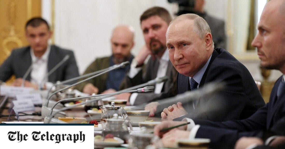 Wladimir Putin sagte, seine Streitkräfte hätten in weniger als zwei Wochen der ukrainischen Gegenoffensive 54 Panzer verloren, was eine seltene Zahl von Verlusten auf dem Schlachtfeld darstelle. Er weigerte sich, weitere Details preiszugeben, bestand jedoch darauf, dass die Verluste viel geringer seien als die der Ukraine, und behauptete, Kiew habe „katastrophale“ Niederlagen erlitten, darunter auch Teile westlich gespendeter Waffen. Seine Kommentare im Kreml kamen, als russische Quellen berichteten, dass eine britische Sturmschattenrakete einen hochrangigen russischen General getötet hatte, den ersten, der seit mehr als einem Jahr starb Unterdessen zeigte die Ukraine am Dienstag Reportern bei der ersten unabhängigen Überprüfung ihrer &hellip;
