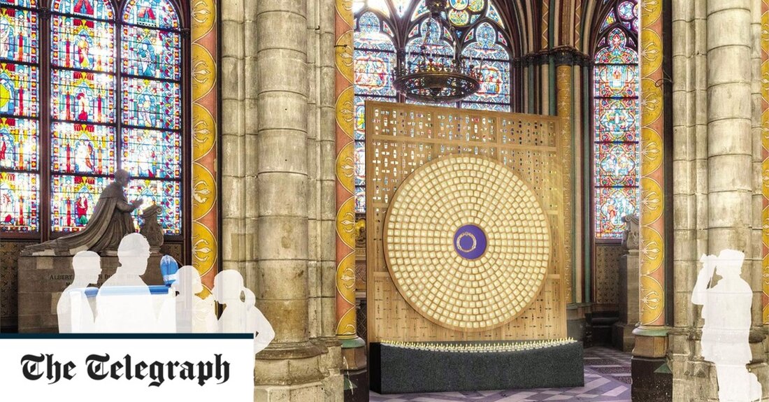 Notre-Dame hat Pläne für eine „politisch korrekte“ Umgestaltung des Innenraums der Kathedrale aufgegeben und neue Entwürfe enthüllt, die sich auf einfache Szenen aus dem Alten Testament konzentrieren. Laurent Ulrich, der Erzbischof von Paris, stellte das neue Layout am Freitag einer kleinen Gruppe von Journalisten vor und sagte, es konzentriere sich auf „edle Einfachheit“ und darauf, Menschen zusammenzubringen, anstatt sie zu spalten. Zu den Plänen gehören Entwürfe für einen neuen Altar und ein „monumentales“ Reliquiar zur Unterbringung der Dornenkrone, die wie durch ein Wunder den Brand überstanden hat, der das gotische Meisterwerk am 16. April 2019 beinahe zerstört hätte. Die Teile &hellip;