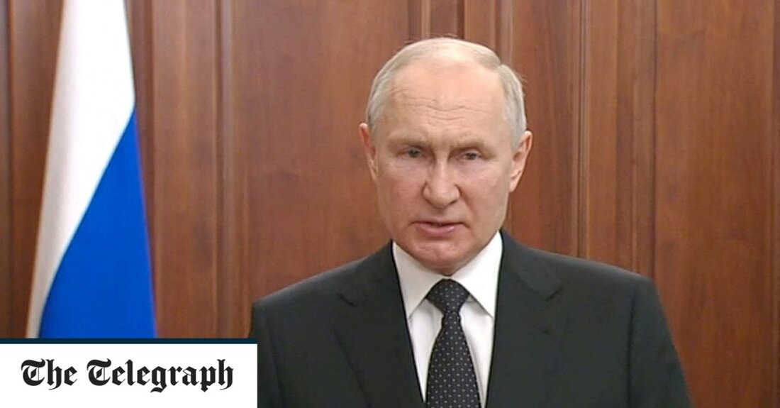 Wladimir Putin hat versprochen, Jewgeni Prigoschin und seine Wagner-Söldner „brutal“ zu bestrafen, weil sie einen bewaffneten Aufstand begonnen haben. In seiner ersten Rede, seit Herr Prigoschin am Freitagabend einen Angriff auf das russische Militär verkündete, sagte Herr Putin, er habe seinen Sicherheitsdiensten befohlen, die „Verräter“ zu fassen. „Jeder, der bewusst den Weg des Verrats beschreitet, der auf bewaffnete Meuterei vorbereitet ist und Erpressungen und terroristische Aktionen eingeht, wird zwangsläufig bestraft“, sagte er. Herr Putin vermied es, Herrn Prigoschin in seiner sechsminütigen Rede im Kreml namentlich zu erwähnen, und appellierte stattdessen direkt an seine Streitkräfte und die einfachen Russen, die Rebellen, &hellip;