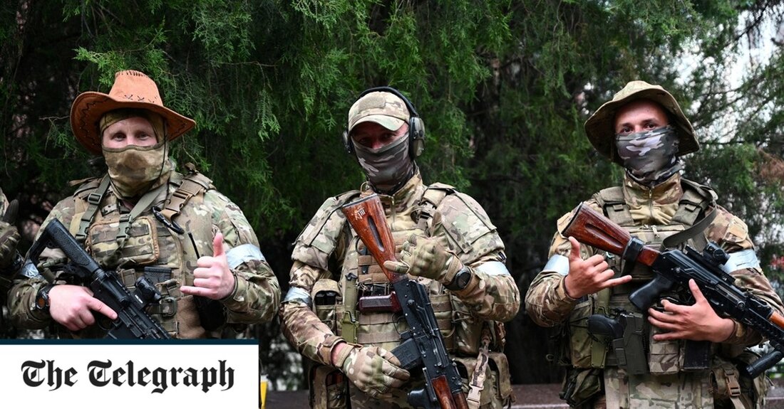 Einer Untersuchung zufolge haben Söldner der russischen Wagner-Gruppe afrikanischen Soldaten und Milizionären beigebracht, Gefangene zu foltern und zu erwürgen und sogar Menschen bei lebendigem Leib zu verbrennen. Die von Jewgeni Prigoschin gegründete Gruppe spielte angeblich eine zentrale Rolle bei einer Strategie von Morden, Folter und Vergewaltigungen in der Zentralafrikanischen Republik (ZAR). Nachforschungen der Sentry-Ermittlungsgruppe ergaben, dass Wagner dem Präsidenten der Zentralafrikanischen Republik, Faustin-Archange Touadéra, geholfen hatte, eine Terrorkampagne gegen seine Feinde zu führen, obwohl das Unternehmen eigene Geschäftsinteressen verfolgte. In den letzten fünf Jahren hatte die Gruppe „einen Plan für die Staatseroberung perfektioniert, einen kriminalisierten Staat unterstützt, der vom zentralafrikanischen &hellip;