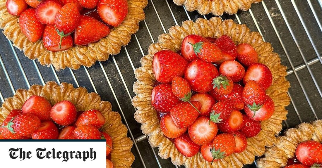 Ein berühmter französischer Konditor hat für Spott gesorgt, weil er 70 Pfund für eine Torte verlangte, die grob mit ganzen Erdbeeren belegt war, die noch an Blättern und Stielen klebten. Cédric Grolet, der 2018 zum besten Konditor der Welt gekürt wurde, ist vor allem für seine Trompe-l&#8217;oeil-Desserts bekannt, bei denen zarte Kirsch- und Himbeerformen aus weißer Schokolade beim Aufschneiden eine Marmeladenfüllung aus echten Früchten zum Vorschein bringen. Der 37-Jährige betreibt eine Konditorei im Fünf-Sterne-Hotel Berkeley in Knightsbridge, während seine Cédric Grolet Opéra im Zentrum von Paris auch vier Jahre nach der Eröffnung immer noch dreistündige Warteschlangen auf sich zieht. Bevor &hellip;
