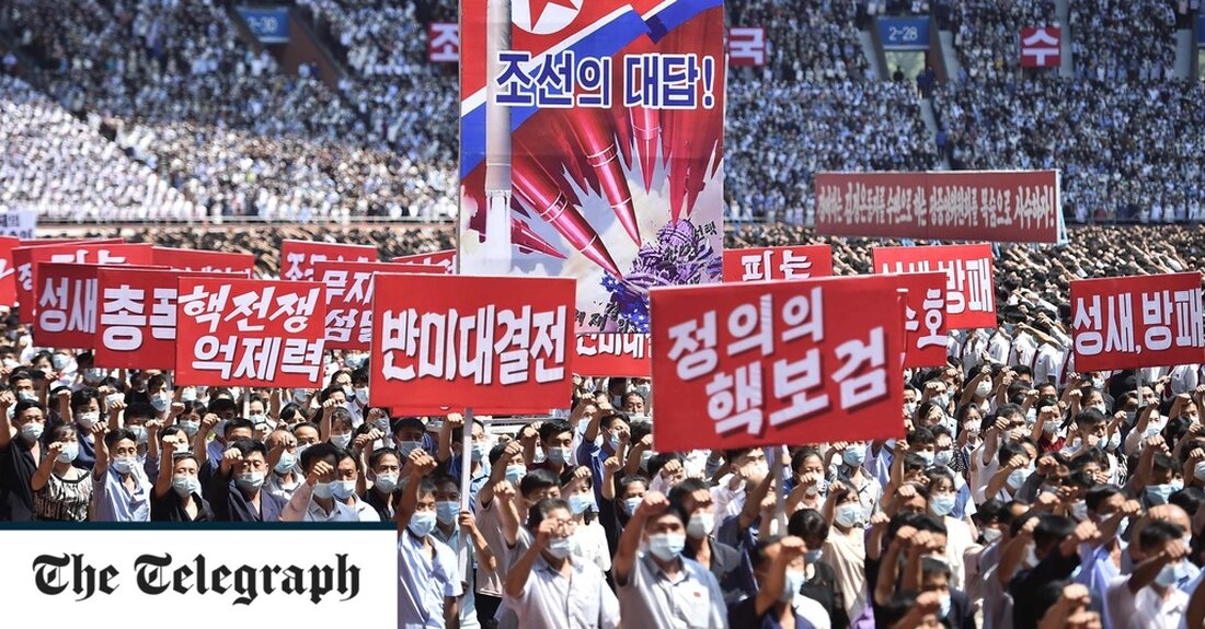 Laut nordkoreanischen Staatsmedien versammelten sich 120.000 Menschen auf den Straßen von Pjöngjang und riefen Parolen, in denen sie einen „Rachekrieg“ zur Zerstörung der Vereinigten Staaten versprachen. Die Märsche fanden in der gesamten Hauptstadt statt, als das Land den 73. Jahrestag des Ausbruchs des Koreakrieges beging, berichtete die Korean Central News Agency (KCNA). Fotos zeigten offenbar ein Stadion voller Menschen mit Plakaten mit der Aufschrift „Das gesamte US-Festland liegt in unserer Schussweite“ und „Die imperialistischen USA sind der Zerstörer des Friedens“. Keines der Bilder konnte unabhängig verifiziert werden. Der Jahrestag am Sonntag fand unter Befürchtungen statt, dass Pjöngjang bald einen weiteren &hellip;