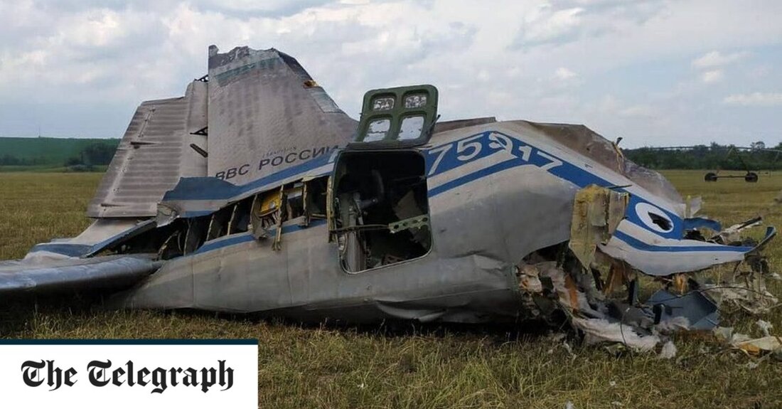 Laut russischen Militärbloggern haben Söldner der Wagner-Gruppe während des gescheiterten Putschversuchs sieben russische Flugzeuge abgeschossen und 13 Flieger getötet. ‌Videomaterial, das nach dem bewaffneten Aufstand gegen Moskau am Samstag in den sozialen Medien weit verbreitet wurde, schien das Wrack einer Iljuschin-22 der russischen Luftwaffe in einem ländlichen Gebiet im Süden Russlands zu zeigen. ‌Das Flugzeug, das höchstwahrscheinlich als Kommando- und Kommunikationszentrale in der Luft eingesetzt wurde, wurde angeblich von einem Luftverteidigungssystem der Wagner-Streitkräfte abgeschossen. Laut „Moscow Calling“, einem russischen Telegram-Kanal mit fast 90.000 Followern, kamen bei dem Absturz alle zehn Besatzungsmitglieder ums Leben. Nach Angaben des russischen Telegram-Senders Mil Info &hellip;