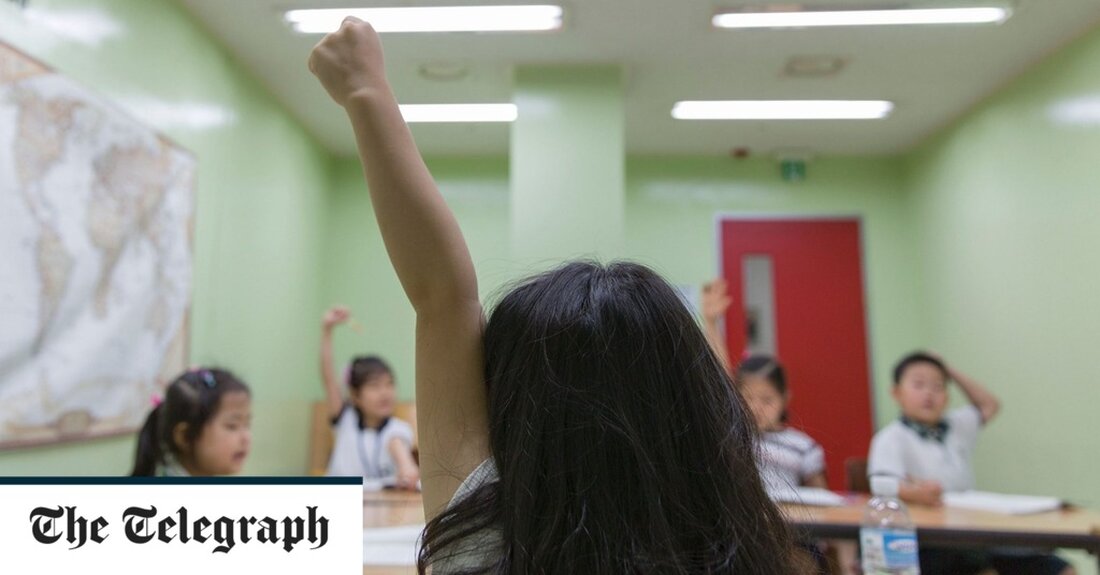 Südkorea hat versprochen, Schulprüfungen zu erleichtern, um die Menschen zu ermutigen, mehr Kinder zu bekommen. Der Schritt erfolgt, nachdem Präsident Yoon Suk Yeol diesen Monat College-Aufnahmetests kritisiert hat, die Fragen beinhalten, die nicht im Lehrplan öffentlicher Schulen stehen und wegen ihrer Schwierigkeit als „Killerfragen“ bezeichnet werden. Aus Angst, dass ihre Kinder bei Aufnahmeprüfungen bestimmte Fragen nicht beantworten können, wenn sie über eine öffentliche Ausbildung verfügen, verspüren Eltern in Südkorea oft den Druck, ihre Kinder auf Privatschulen zu schicken. Als Grund für sinkende Geburtenraten werden die Bildungskosten genannt. „Wir werden den Teufelskreis der Killerfragen in Prüfungen durchbrechen, der zu einem übermäßigen &hellip;