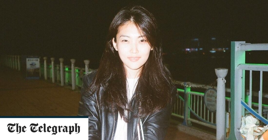 Im Mai feierte Songhee Hyun ihren 29. Geburtstag. Nächstes Jahr wird sie es noch einmal schaffen. Der Grafikdesigner ist weder ein medizinisches Wunderwerk noch ein echter Benjamin Button. Sie ist eine von rund 50 Millionen Südkoreanern, die am Mittwoch, als neue Gesetze in Kraft traten, jünger aufwachten. „Fühle ich mich jünger? Irgendwie – ich bin mir noch nicht sicher“, sagte Frau Hyun dem Telegraph. „Aber ich war heute Morgen aufgeregt. Ich dachte: Juhuu! Ich werde jünger! Ich bin 28!&#8220; Die Verschiebung ist darauf zurückzuführen, dass Südkorea gerade die internationale Methode zur Altersbestimmung übernommen hat. Es ersetzt ein traditionelles System, bei &hellip;