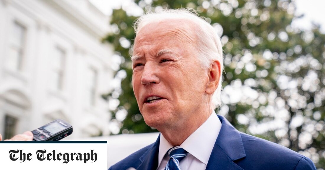 Joe Biden hat aufgrund von Schlafapnoe begonnen, in einer Luftmaske zu schlafen. Herr Biden, 80, verwendet ein CPAP-Gerät, ein motorisiertes medizinisches Gerät, das Atemaussetzer während der Nacht verhindert. CPAP steht für „Continuous Positive Airway Pressure“ (kontinuierlicher positiver Atemwegsdruck) und das Gerät pumpt Luft durch einen Schlauch zu einer Maske, die dem Benutzer auf der Nase befestigt ist. Der Druck der zugeführten Luft hält die Atemwege offen. Auf beiden Seiten von Herrn Bidens Gesicht waren horizontale Einkerbungen der Maskenbänder sichtbar, als er am Mittwoch das Weiße Haus verließ, um in Chicago eine Wirtschaftsrede zu halten. Der stellvertretende Pressesprecher Andrew Bates sagte, &hellip;