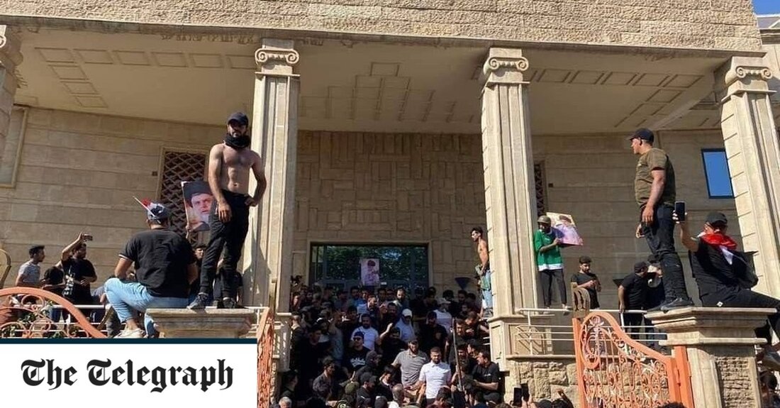 Irakische Demonstranten drangen am Donnerstag in die schwedische Botschaft in Bagdad ein, verärgert über einen Koran, der vor einer Stockholmer Moschee verbrannt wurde, was in der muslimischen Welt Verurteilung auslöste. Eine Gruppe von Anhängern des hitzigen schiitischen Geistlichen Moqtada Sadr blieb etwa 15 Minuten lang auf dem Gelände und verließ das Gelände dann, als die Sicherheitskräfte aufmarschierten. „Unsere Verfassung ist der Koran“, hieß es auf Flugblättern, die die Demonstranten trugen, und auf dem Tor des Geländes war eine Botschaft aufgesprüht: „Ja, ja zum Koran“. Der Protest kam einen Tag, nachdem ein in Schweden lebender irakischer Staatsbürger, Salwan Momika, 37, vor &hellip;
