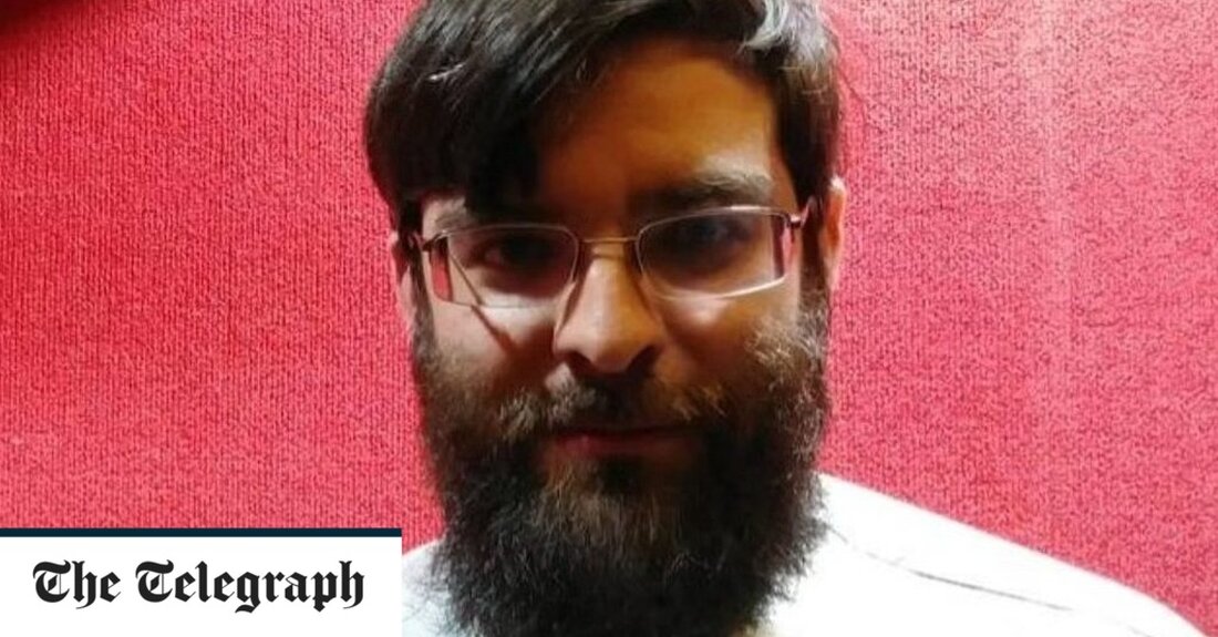 Ein mit Waffen und Sprengstoff bewaffneter Flüchtiger aus dem Kapitol wurde in der Nähe von Barack Obamas Haus festgenommen, teilte die Polizei mit. Taylor Taranto, 37, wurde am Donnerstagabend von Geheimdienstagenten ein paar Straßen vom Anwesen des ehemaligen US-Präsidenten in Kalorama, einem vornehmen Viertel in Washington D.C., gesichtet. Berichten zufolge versuchte er, vom Tatort zu fliehen, bevor er schließlich festgenommen wurde. Später entdeckten die Beamten in seinem Lieferwagen, der in der Nähe geparkt war, Schusswaffen und Materialien zur Herstellung von Sprengstoff. Die Polizei teilte mit, dass trotz des Vorfalls keine unmittelbare Gefahr für die Obamas bestehe. Es war unklar, ob &hellip;