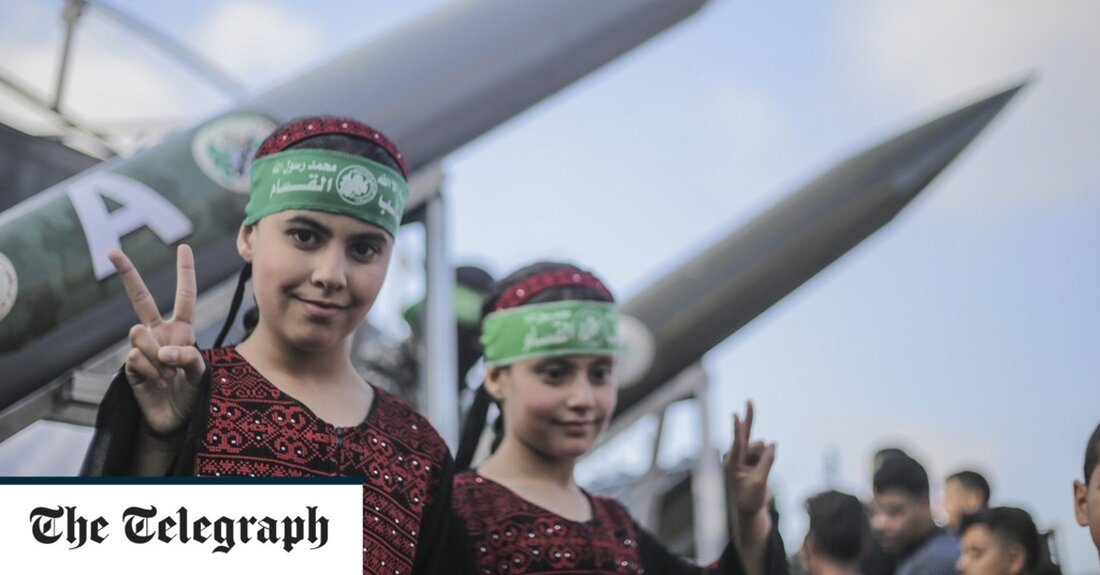 Familien wurden eingeladen, für Selfies mit Waffen und Raketengranaten zu posieren, als die Hamas im Zuge der zunehmenden israelisch-palästinensischen Gewalt ihre erste Waffenausstellung überhaupt abhielt. Mitglieder der Ezzedine al-Qassam-Brigaden der Hamas mischten sich in Arbeitsanzügen und Sturmhauben unter die Öffentlichkeit und forderten sie auf, Scharfschützengewehre, RPGs und automatische Waffen in den Händen zu halten. Auf Fotos ist zu sehen, wie Kinder mit einem breiten Lächeln im Gesicht durch Zielfernrohre blicken und Waffen hochhalten, die doppelt so groß sind wie sie. „Widerstand ist ein Bild und eine Erinnerung. Machen Sie Erinnerungsfotos mit vielen Waffen von al-Qassam“, teilte die Gruppe in einer &hellip;