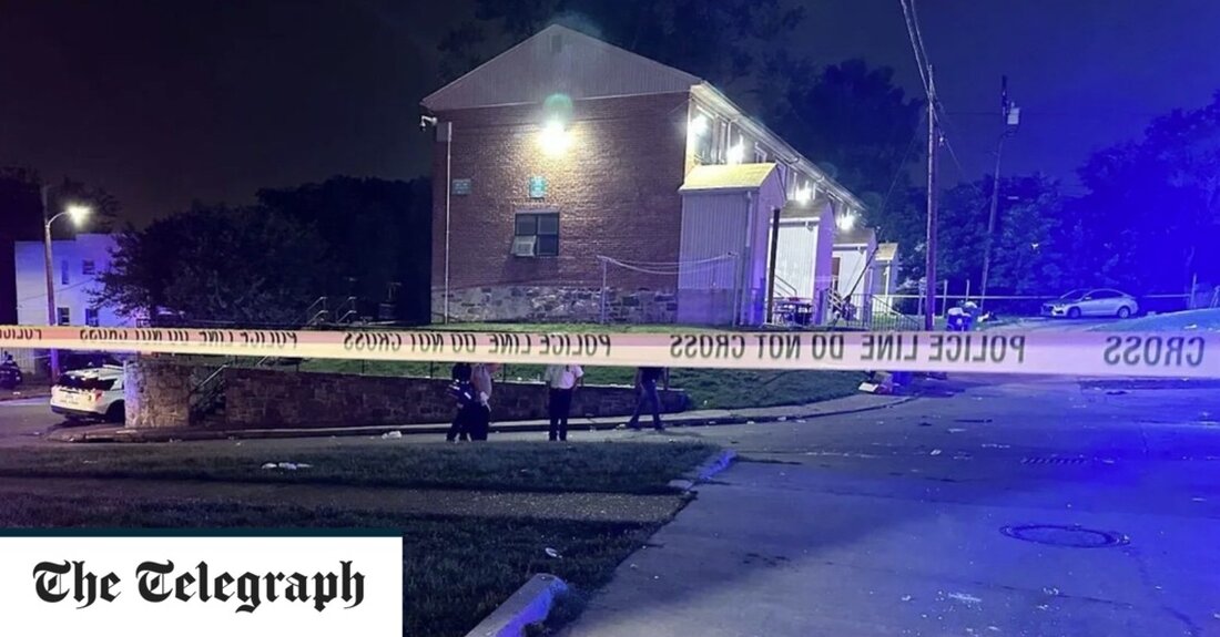 Bei einer Massenschießerei in der US-Stadt Baltimore sind am frühen Sonntag mindestens zwei Menschen getötet und 28 verletzt worden, teilte die Polizei mit. Die Polizei erhielt mehrere Anrufe wegen einer Schießerei kurz nach 12:30 Uhr am Sonntag (04:30 GMT) auf einer Straßenparty im Stadtteil Brooklyn im Bundesstaat Maryland, sagte der amtierende Polizeikommissar Rich Worley während einer Pressekonferenz. „Als die Beamten eintrafen, fanden wir mehrere Opfer, die an Schusswunden litten“, sagte Worley. Eine 18-jährige Frau wurde tot am Tatort aufgefunden, und auch ein 20-jähriges männliches Opfer wurde nachweislich getötet, heißt es in einer Polizeierklärung. Die verletzten Opfer würden in umliegenden Krankenhäusern &hellip;