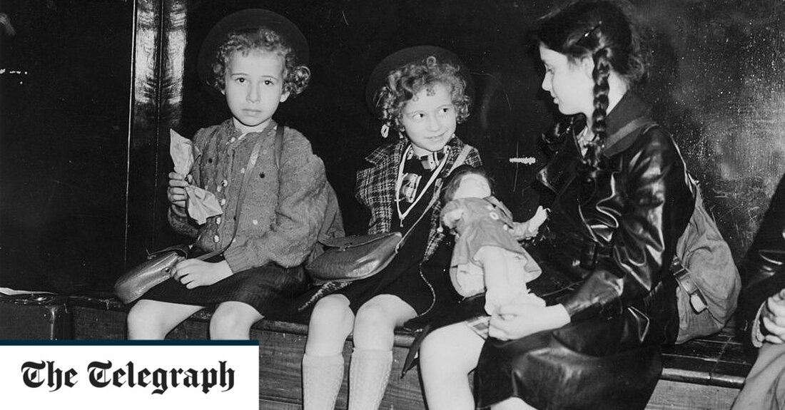 Das Bild von drei kleinen Mädchen, die mit einer Puppe spielen, starrt seit Jahrzehnten hinter Museumsschränken hervor, deren Identität unbekannt ist. Nun ist das Rätsel, wer die drei Personen auf dem Schwarzweißfoto sind, nach 84 Jahren endlich gelöst. Das Bild, das seit Jahren als „Drei kleine Mädchen“ bekannt ist, zeigt drei junge jüdische Mädchen, die aus Nazi-Deutschland fliehen. Es wurde am Londoner Bahnhof Liverpool Street aufgenommen und wurde zu einem repräsentativen Bild der Massenevakuierung jüdischer Kinder aus Hitler-Deutschland durch den Kindertransport im Jahr 1939. Auf dem Foto sind zwei Schwestern und ein weiteres kleines Mädchen zu sehen, die eine Puppe &hellip;