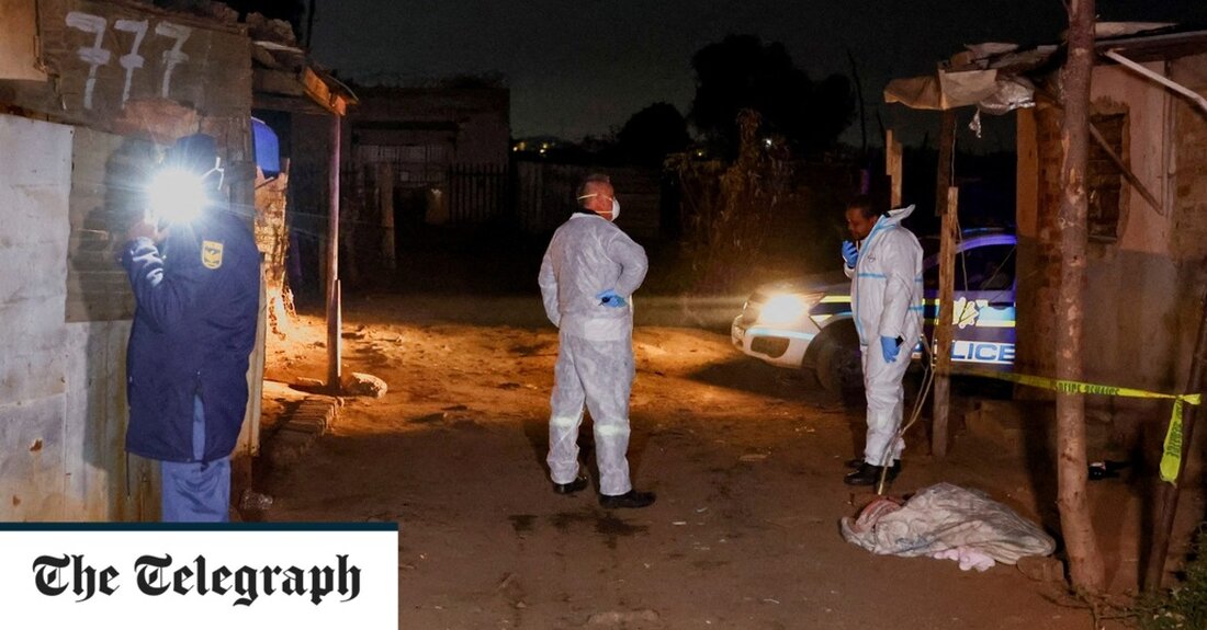 Mindestens 17 Menschen, darunter drei Kinder, sind in einem Besetzerlager östlich von Johannesburg ums Leben gekommen, nachdem von illegalen Bergleuten giftiges Gas ausgetreten war. Rettungskräfte fanden verstreute Leichen in der Angelo-Siedlung in der alten Bergbaustadt Boksburg, wobei einige der Opfer offenbar im Schlaf überwältigt waren. Der jüngste unter den Toten war ein Einjähriger. William Ntladi, ein Sprecher des Rettungsdienstes, sagte, Ersthelfer hätten am Mittwochabend zahlreiche Menschen gefunden, die „überall in der Gegend lagen, weil sie dieses giftige Gas eingeatmet hatten“. Er sagte, die Ursache des Vorfalls sei „angeblich ein Austreten von Nitratoxidgas aus der Flasche, die bei illegalen Bergbauaktivitäten in &hellip;