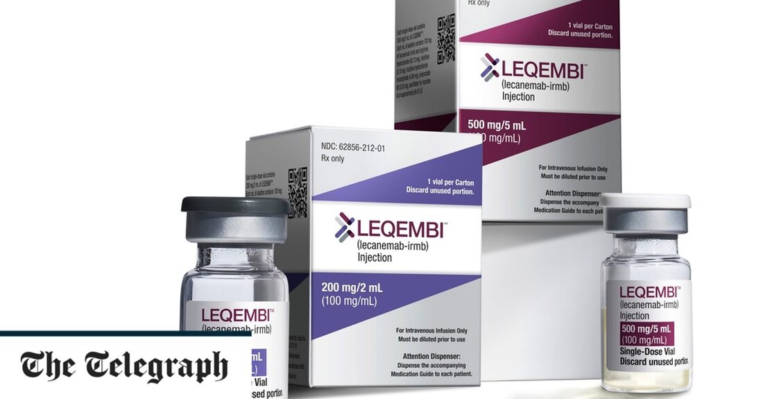Die US-amerikanische Food and Drug Administration hat dem ersten Medikament, das die Alzheimer-Krankheit verlangsamt, die volle Zulassung erteilt. Dies geschah, nachdem Studien mit dem Medikament Leqembi zu dem Schluss kamen, dass es den kognitiven Verfall innerhalb von 18 Monaten um 27 Prozent verlangsamte. Teresa Buracchio, amtierende Direktorin des Büros für Neurowissenschaften am Center for Drug Evaluation and Research der FDA, sagte: „Die heutige Maßnahme ist der erste Beweis dafür, dass ein Medikament, das auf den Grunderkrankungsprozess der Alzheimer-Krankheit abzielt, bei dieser verheerenden Krankheit einen klinischen Nutzen gezeigt hat.“ „Diese Bestätigungsstudie bestätigte, dass es sich um eine sichere und wirksame Behandlung &hellip;