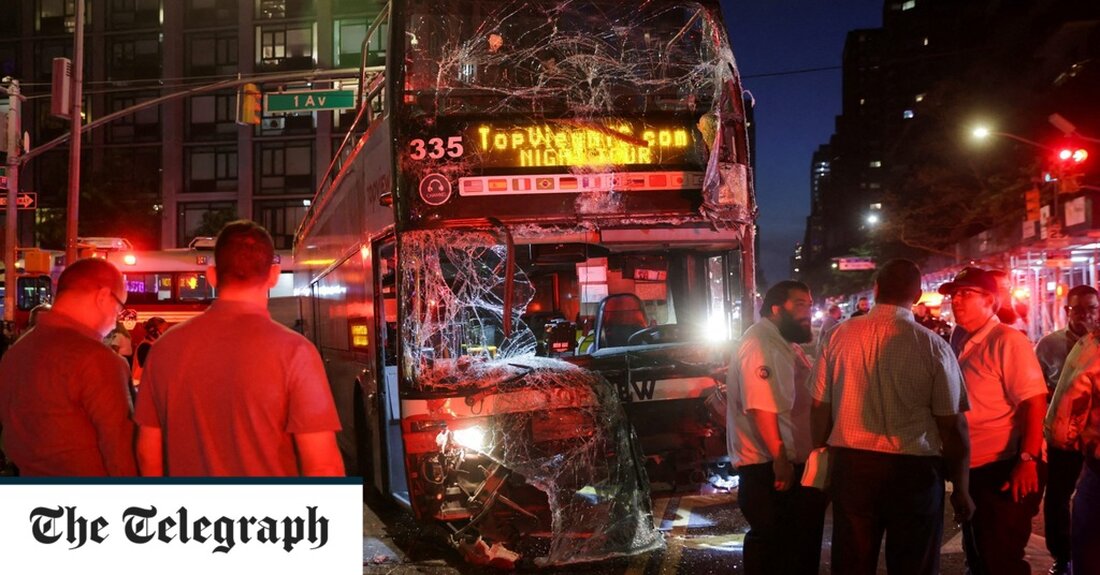 Dutzende Menschen wurden verletzt, als am Donnerstagabend in New York City ein Doppeldecker-Tourbus in einen öffentlichen Bus prallte. Augenzeugen behaupteten, Passagiere hätten geschrien, als der von Topview NYC betriebene offene Reisebus gegen 19 Uhr über eine rote Ampel fuhr und den Bus in der Nähe des Gramercy Parks in Manhattan mit einem „T-Bone“ überrollte. Berichten zufolge waren die Busse zum Zeitpunkt des Unfalls überfüllt. Nach Angaben des Feuerwehrbeamten Paul Hopper wurden insgesamt 31 Menschen ins Krankenhaus eingeliefert und Dutzende weitere vor Ort behandelt. Keine der Verletzungen war lebensgefährlich. Laut Richard Davey, Präsident von New York City Transit, fuhr der Bus &hellip;