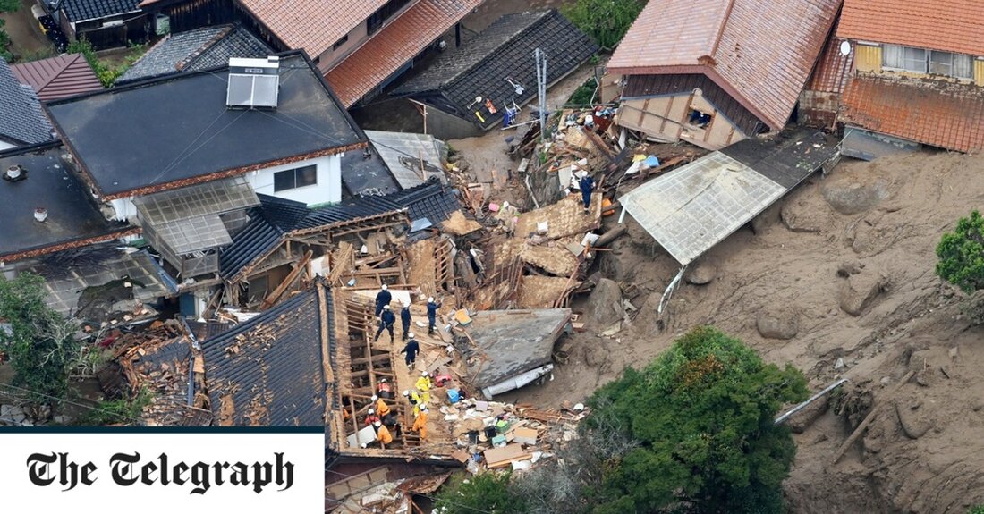 Eine Person wurde am Montag getötet und Hunderttausende wurden aufgefordert, ihre Häuser im Südwesten Japans zu räumen, da Meteorologen vor dem „stärksten Regen aller Zeiten“ in der Region warnten. Sintflutartige Regenfälle nach einer Woche Dauerregen haben dazu geführt, dass Flüsse über die Ufer traten und durchnässte Erde in tödlichen Erdrutschen einstürzte, darunter einer, bei dem eine 77-jährige Frau ums Leben kam. Das Haus der Frau wurde über Nacht in der Region Saga verwüstet, teilte die örtliche Feuerwehr der Nachrichtenagentur AFP mit. Ihr Mann wurde gerettet und ins Krankenhaus gebracht. Beamte sagten, man befürchtete den Tod einer zweiten Frau, nachdem man &hellip;