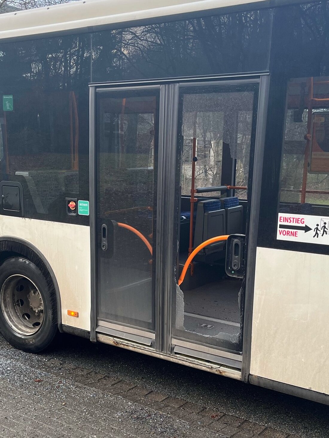 Täter tritt am 29.01.2025 in Bielefeld gegen Bus; Scheibe zerbricht, Fahrgast stürzt. Polizei ermittelt.