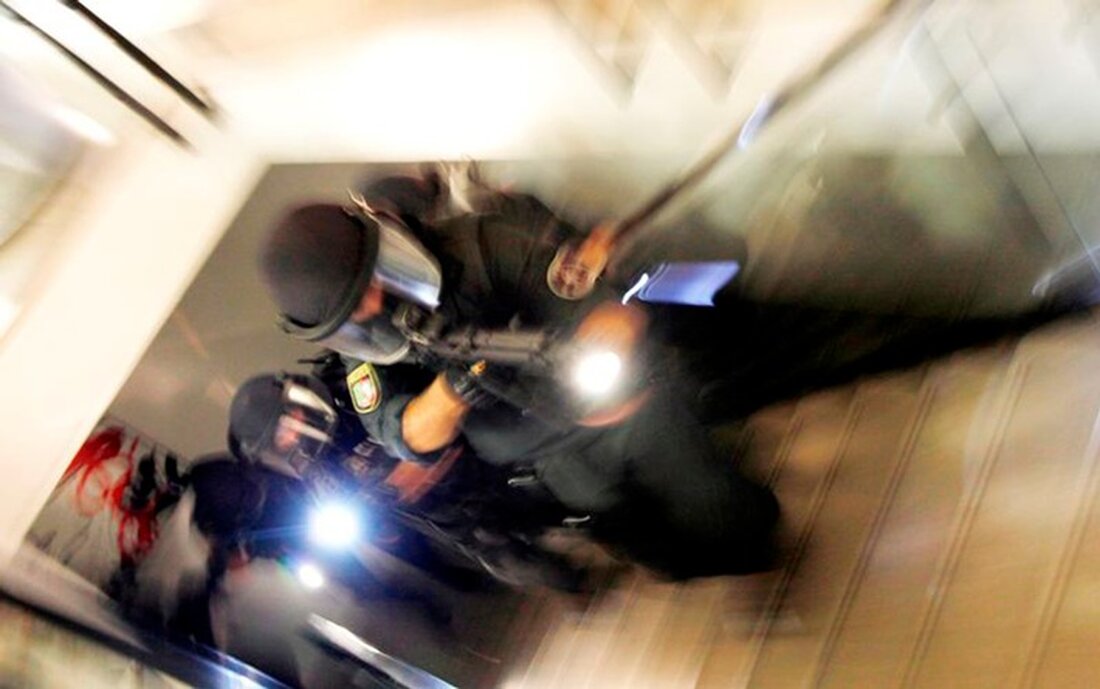 Die Staatsanwaltschaft und Polizei Hagen haben am 28.04.2025 Durchsuchungen in NRW durchgeführt, um Mitglieder einer Eigentumskriminalitätsgruppe festzunehmen.