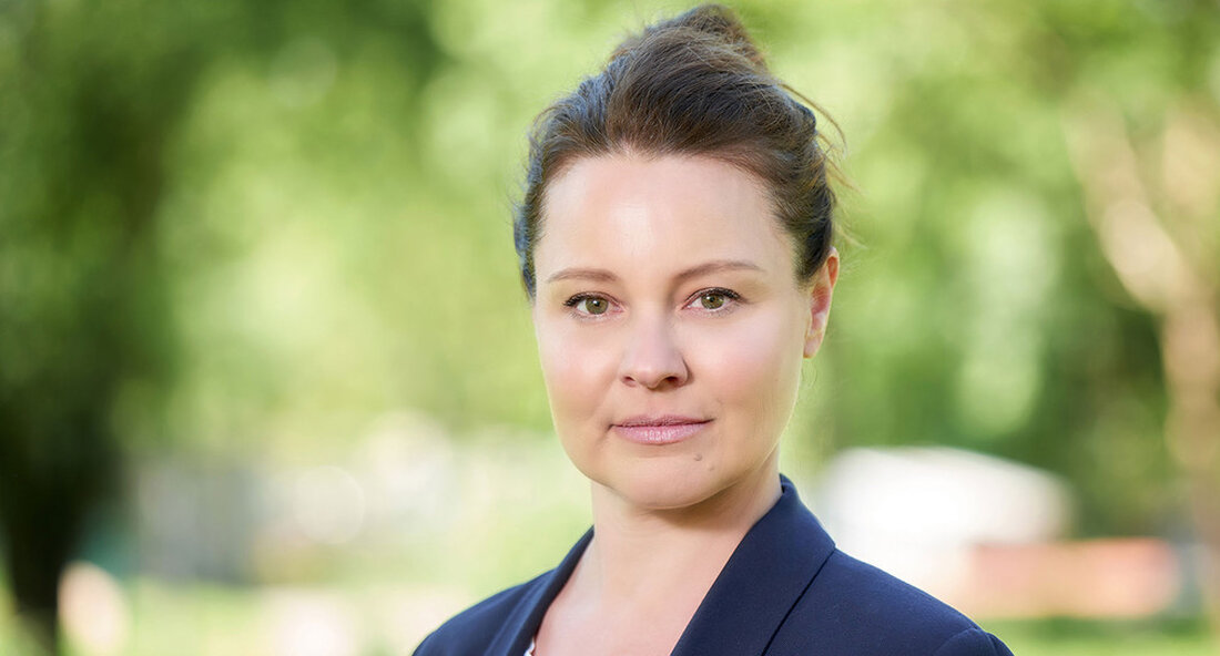 Die Staatskommissarin für Tierschutz, Julia Stubenbord, hat ihren Tätigkeitsbericht für 2019 vorgelegt. Im Jahr 2019 standen daher verschiedene Verstöße gegen den Tierschutz in der Öffentlichkeit. Der staatliche Tierschutzbeauftragte befürwortet daher eine Tierschutzagenda auf Bundes- und Länderebene. Im laufenden Jahr standen verschiedene Verstöße gegen den Tierschutz in der Öffentlichkeit und damit auch im Fokus der Personalabteilung. Es wurden Missbräuche in Schlachthöfen und Farmen aufgedeckt, die die Personalabteilung durch Pressearbeit und Gespräche mit Behörden und Tierschutzorganisationen unterstützte. Aufgrund von Beschwerden in einem wieder öffentlich gewordenen Schlachthof erarbeitete die Personalabteilung zusammen mit der Veterinärkammer des Landes Baden-Württemberg ein Positionspapier mit sieben Punkten zur …