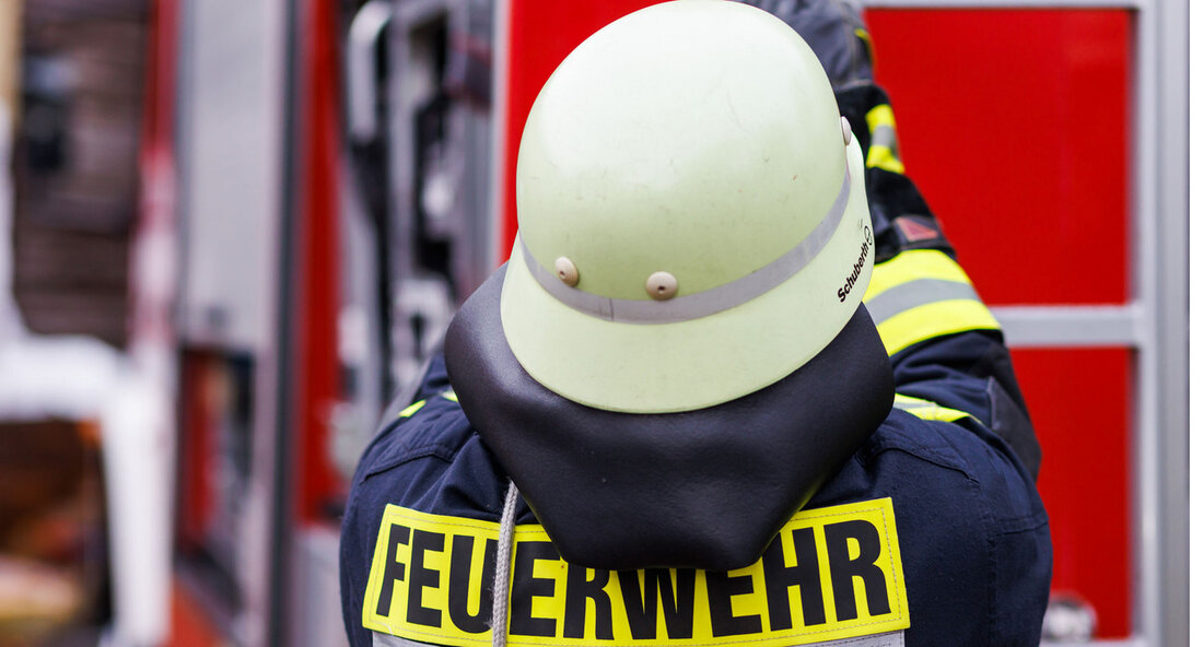 Immer mehr Menschen engagieren sich ehrenamtlich bei der Feuerwehr in Baden-Württemberg, insbesondere Jugendliche nehmen verstärkt an der Arbeit der Feuerwehren teil. Dies zeigt die Feuerwehrstatistik 2023, die kürzlich veröffentlicht wurde. Laut der Statistik ist die Zahl der Mitglieder in den Jugendfeuerwehren im Vergleich zum Vorjahr um etwa neun Prozent gestiegen. Besonders erfreulich ist, dass auch der Anteil der Mädchen in den Jugendgruppen um circa 18 Prozent zugenommen hat. Insgesamt waren die Feuerwehren in Baden-Württemberg im Jahr 2023 aufgrund des wärmsten Jahres seit Beginn der Aufzeichnungen stark gefordert. Die Zahl der Brandeinsätze stieg um 1,5 Prozent im Vergleich zum Vorjahr, ebenso …