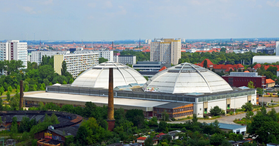 Tag des offenen Denkmals 2023: „Talent Monument“ im Mittelpunkt Mit einer monumentalen Doppelkuppel, die durch eine ausgefeilte Stahlbetonkonstruktion überhaupt erst technisch möglich ist, prägt der denkmalgeschützte „Kohlrabizirkus“ die Leipziger Stadtlandschaft. Folgerichtig rückt dieses Monument nun in den Fokus des Tages des offenen Denkmals am 10. September 2023: Baubürgermeister Thomas Dienberg eröffnet den Aktionstag um 10 Uhr in der ehemaligen Leipziger Großmarkthalle. Das bundesweit 30. Jubiläum des Denkmaltages steht unter dem Motto „Talent Monument“. Beleuchtet werden dabei die außergewöhnlichen Eigenschaften von Kulturdenkmalen klein wie groß – und der Umgang von Eigentümerinnen, Bürgern und Restauratoren mit diesen Besonderheiten. Von der thematischen Führung, …
