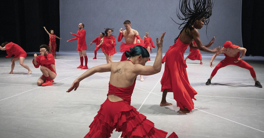 Tanz- und Theativerfestival euro-scene Leipzig 2022 Politisch, ästhetisch, nachhaltig und inklusiv: In der 32. Ausgabe zeigt das europäische Tanz- und Theaterfestival vom 8. bis 13. November 12 Produktionen aus zehn Ländern, darunter drei Uraufführungen, vier deutsche Erstaufführungen und vier internationale Koproduktionen. Erstmalig liegt der Fokus auch auf außereuropäischen Perspektiven. Szene aus dem Stück &#8222;Any attempt will end in crushed bodies and shattered bones&#8220; von Jan Martens © Phile Deprez Den Start zum diesjährigen europäischen Tanz- und Theaterfestival bildet das Eröffnungsgastspiel &#8222;Any attempt will end in crushed bodies and shattered bones&#8220; am 8. November, 19:30 Uhr im Schauspiel Leipzig. Dabei geht &hellip;