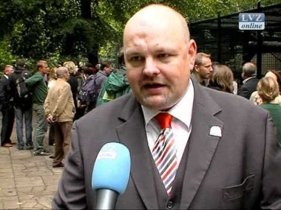 Weitere Neuigkeiten, weitere Videos: http://www.lvz-online.de Leipzig, 09.09.2010: In einer feierlichen Zeremonie am Donnerstagnachmittag erhielten die neuen patentierten Tiere der LVZ im Zoo ihren Namen. Zahlreiche interessierte Besucher wollten die Taufe der drei Schneeleoparden nicht verpassen. . Youtube-Link