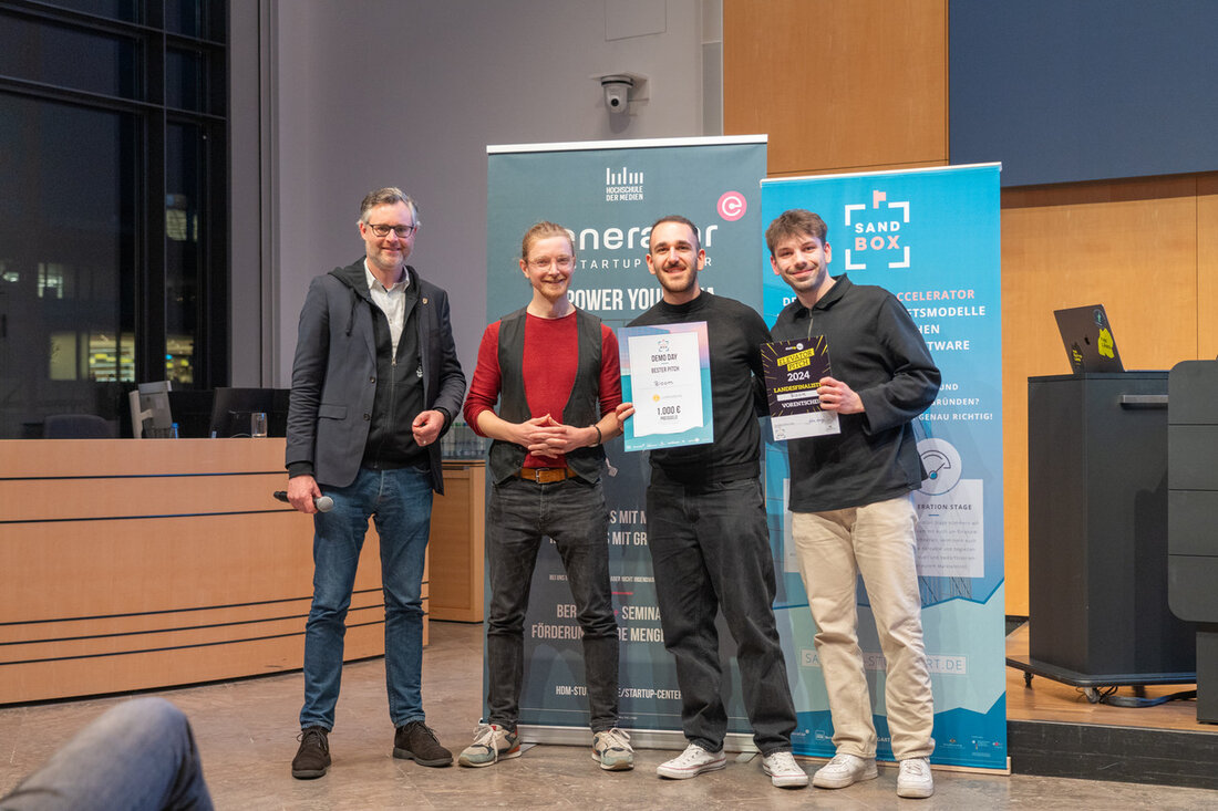 Das Team „Bloom“ überzeugt beim „Start-up BW Elevator Pitch 2024“ und zieht ins Landesfinale ein Beim diesjährigen Wettbewerb „Start-up BW Elevator Pitch“ konnte das Team „Bloom“ mit seiner innovativen Geschäftsidee einer App zur Orientierungshilfe während der Berufswahl für Schülerinnen und Schüler die Jury überzeugen und sich somit einen Platz im Landesfinale sichern. Der Wettbewerb, der vom Ministerium für Wirtschaft, Arbeit und Tourismus Baden-Württemberg ins Leben gerufen wurde, sucht nach den einfallsreichsten Geschäftsideen und besten Gründerinnen und Gründern im Land. Das Team „Bloom“ präsentierte seine Idee beim Sandbox Demo Day, bei dem insgesamt 12 Teams ihre Geschäftsideen vor einer Fachjury vorstellten. …