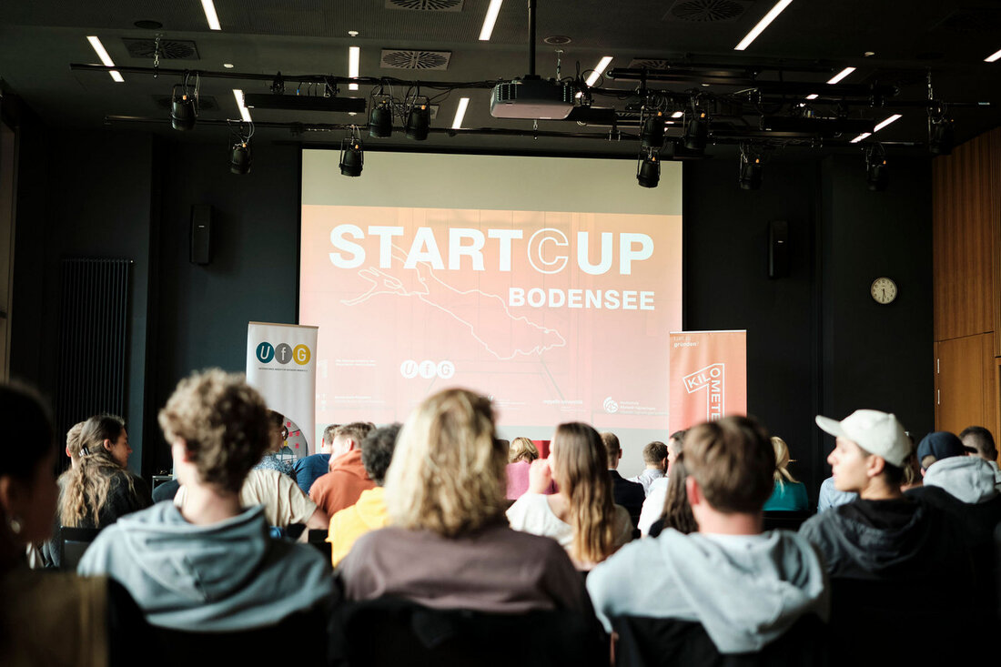 Das Team „FAIBRICS“ hat beim „START(C)UP Bodensee“ überzeugt und sich somit für das Landesfinale des „Start-up BW Elevator Pitch 2024“ qualifiziert. Mit ihrem Qualitätskontrollsystem für textile Nähte, das auf Künstlicher Intelligenz basiert, konnten sie die Jury von ihrer innovativen Geschäftsidee überzeugen. Die Teilnahme an diesem Gründungswettbewerb bietet den Gründerinnen und Gründern die Möglichkeit, ihre Geschäftsmodelle frühzeitig der Öffentlichkeit zu präsentieren und wertvolle Kontakte für die Weiterentwicklung ihrer Unternehmen zu knüpfen. Durch die Unterstützung von regionalen Institutionen, potenziellen Geldgebern, Geschäftspartnern und Kunden bekommen die Start-ups die Chance, ihr Potenzial zu entfalten und erfolgreich am Markt zu etablieren. Die Ministerin für Wirtschaft, …